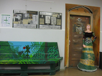 Umgestaltete alte Holzbänke mit Kunstwerkzitaten